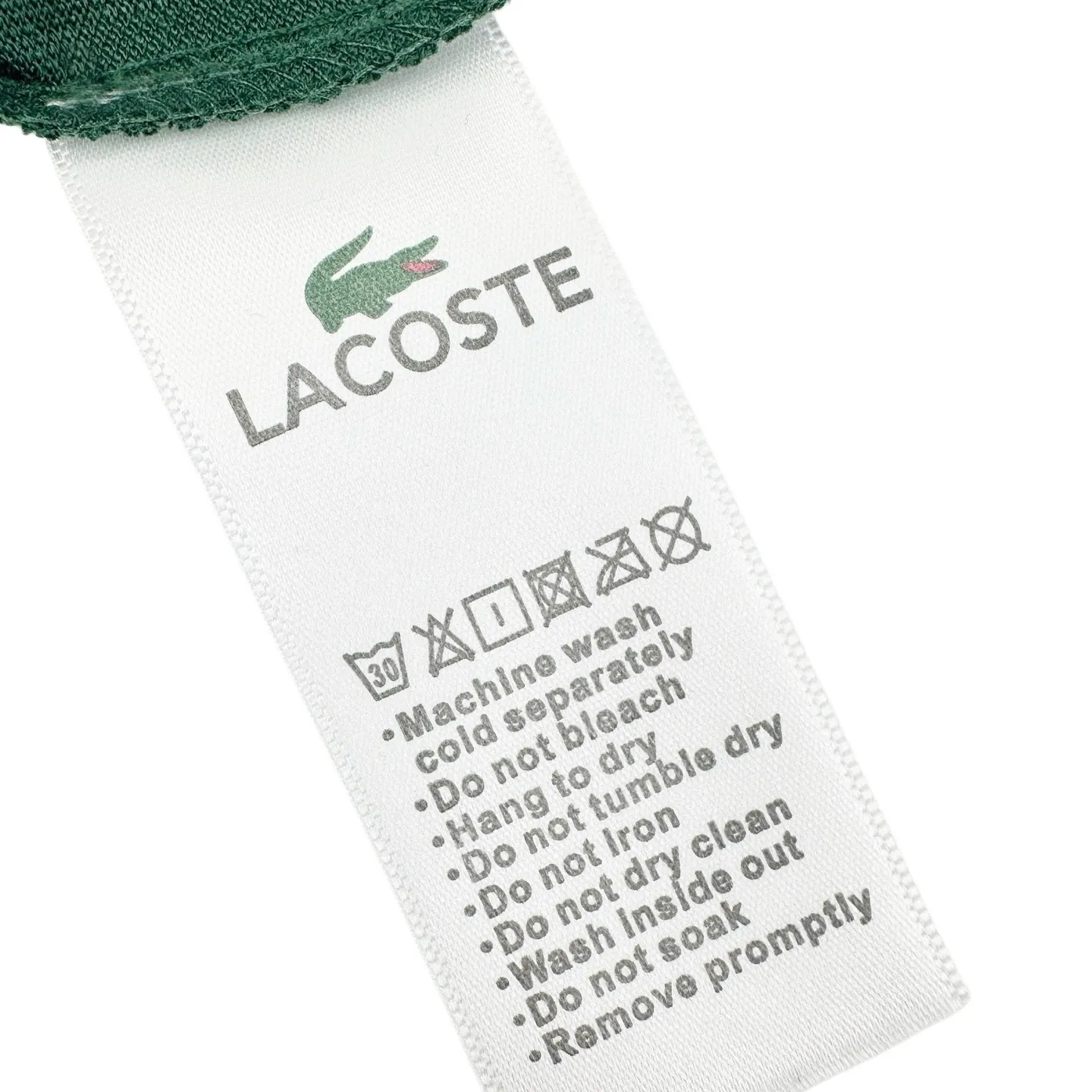 Lacoste crocodile logo Polo shirt (Green). The original version was purchased for 1,090 and developed. The fabric is made of custom-made glaze bee extract cotton. It is delicate, soft and comfortable. It is a pine dark green that has been deposited by time. The soft tones make people calm and calm. The iconic small crocodile pops up in the heart and coexists with the background color. It does not grab the color but has its own recognition. It is simple and simple. It uses solid color as the base and the logo as the print. It shows the texture and brand heritage in a low-key manner. It adopts the stamping process to make independent embroidered stamps through computer embroidery, and then positions them and sews them to fix it on the clothes. It has a strong three-dimensional effect, is strong and washable, has stable quality, and the fabrics have been washed with enzymes. It has a better hand feel and texture. It is not easy to deform, shrink or fade, and maintains long-term beauty. Size:S-M-L-XL